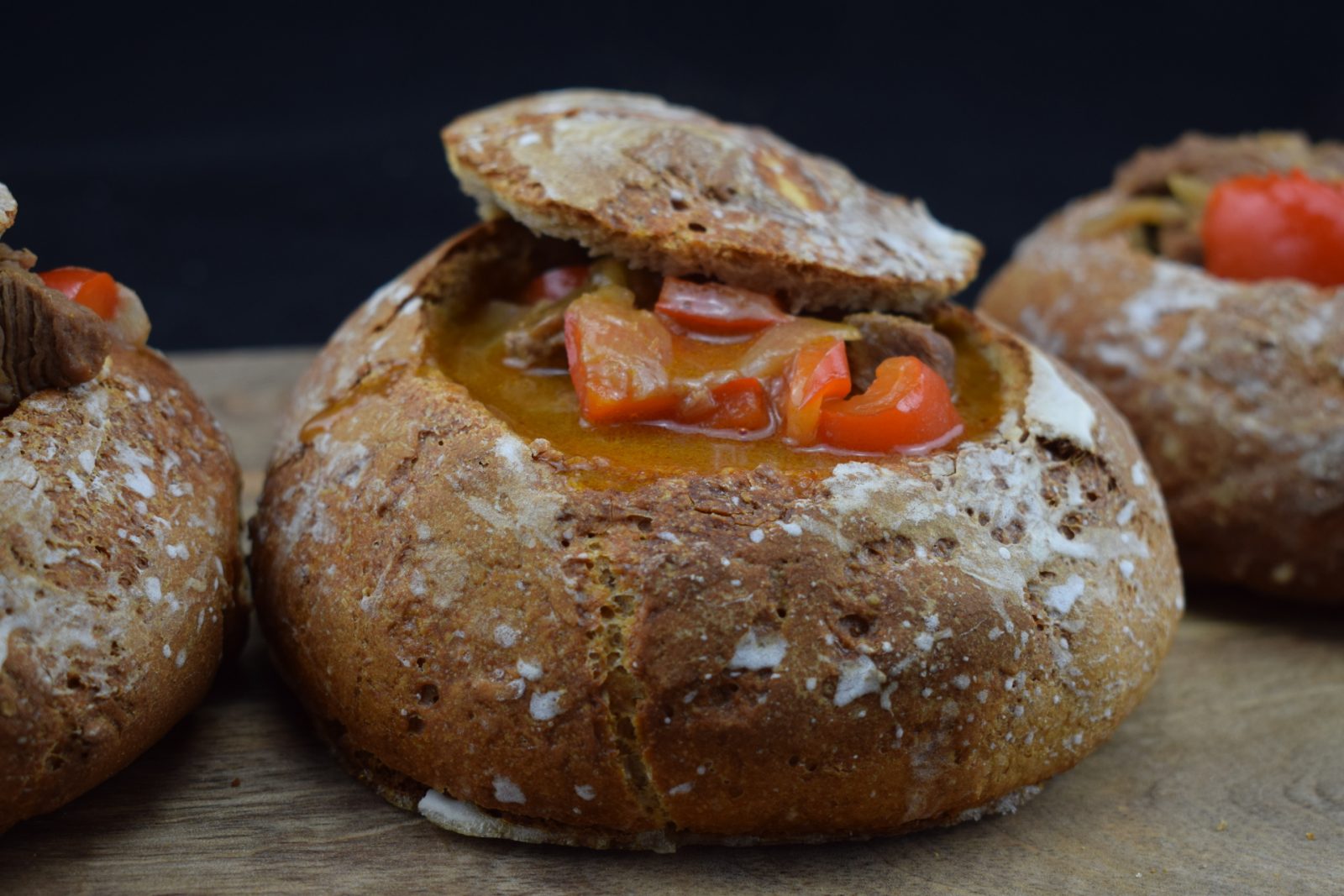 Gulaschsuppe im Brot - LebensmittelPunkt